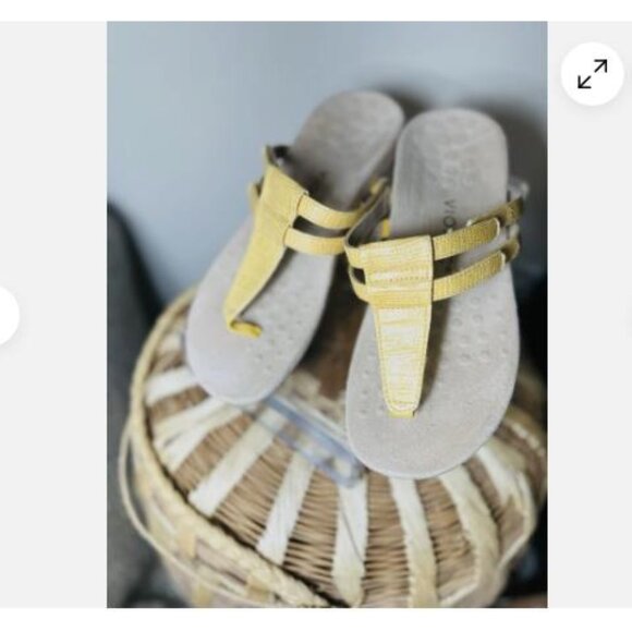Vionic Eliva Yellow Leather Slip On Sandal Size US 7 /38 Comfort - Picture 1 of 7